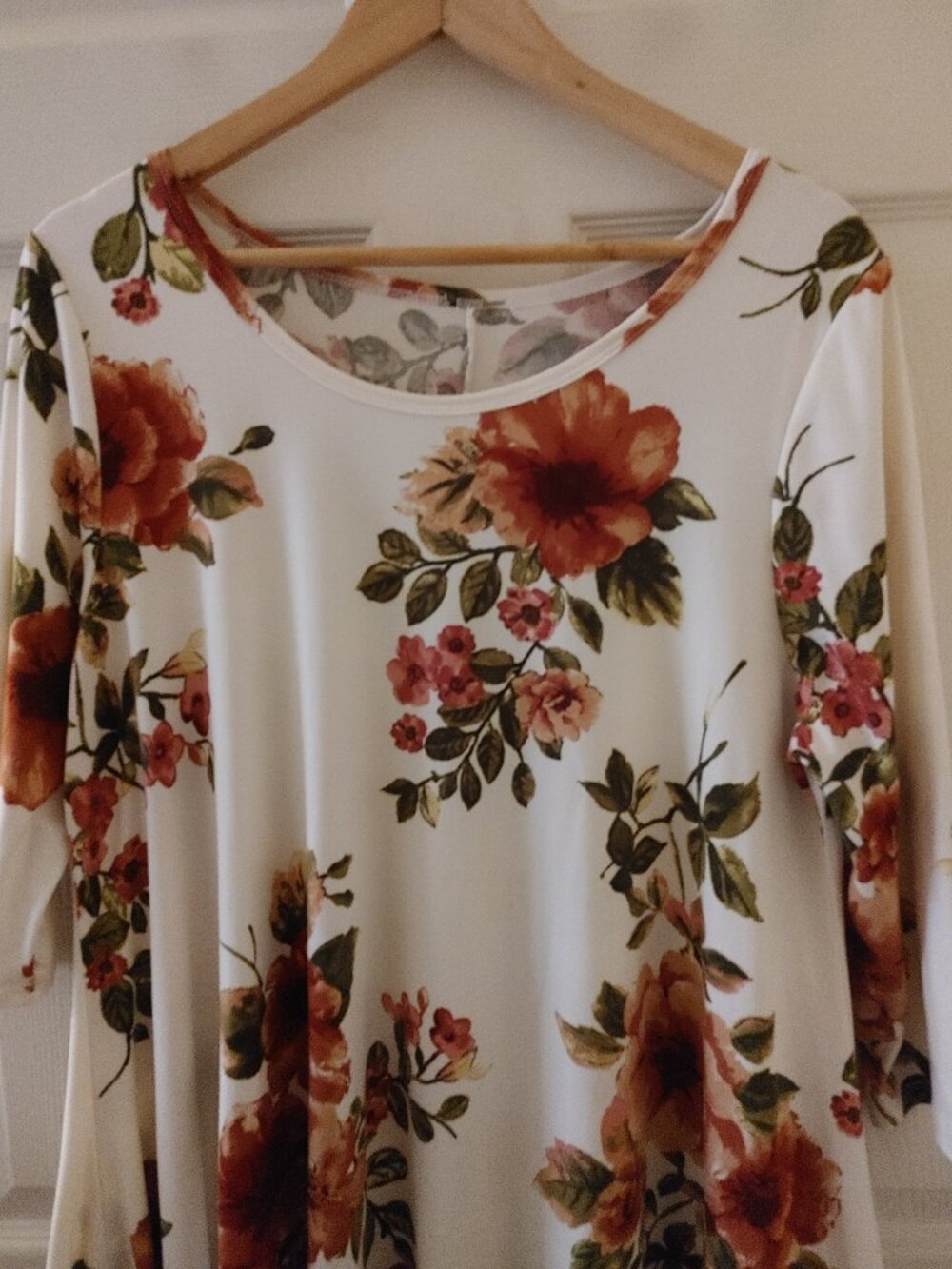 Beautiful Womens Flowered Tunic Shirt with 3/4 Sleeves - Picture 2 of 5